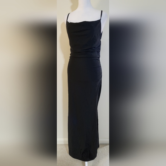 NWT 🔥Sexy🔥 Black Drape Neck Formal Maxi Dress With Back Lace Detail Size S - Picture 4 of 11